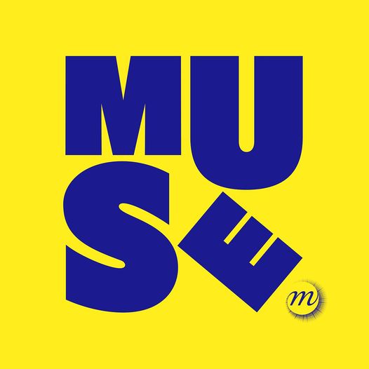 L'image présente un fond jaune vif avec le mot "MUSE" écrit en grandes lettres bleues. Les lettres sont disposées de manière dynamique, avec la lettre "E" inclinée vers la droite. À côté du mot, il y a un petit symbole qui ressemble à un soleil. L'ensemble donne une impression moderne et artistique.