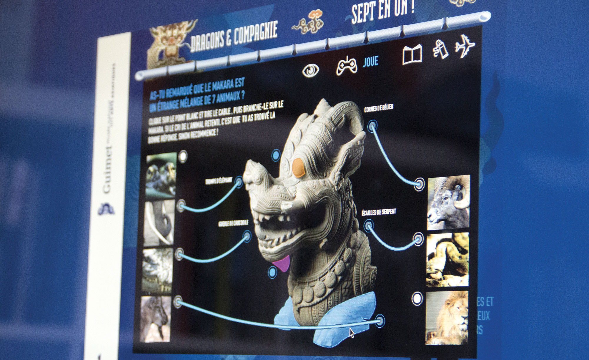 L'image semble représenter une interface interactive sur le thème des dragons, probablement liée à un jeu ou une présentation éducative. On y voit un dragon stylisé en trois dimensions, avec des informations interactives autour. Ces informations pourraient poser des questions ou fournir des faits sur les dragons et leur représentation dans la culture. Il y a aussi des images annexes qui enrichissent le contenu. Le fond est bleu, ce qui donne une ambiance fantastique à l'ensemble.