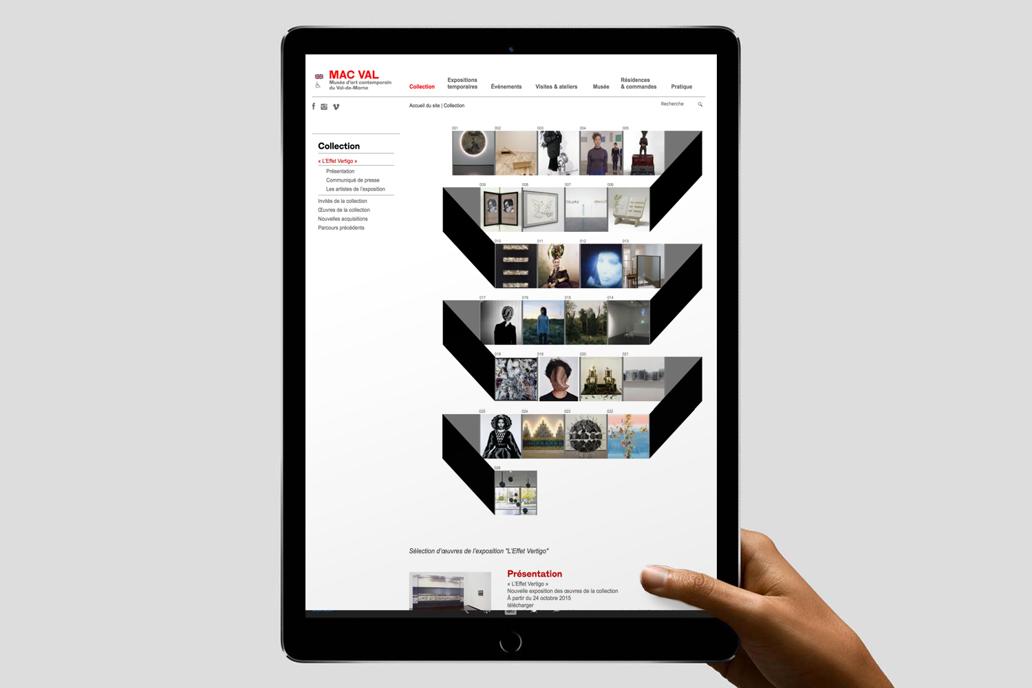 L'image montre une tablette affichant une page web du MAC VAL (Musée d'Art Contemporain du Val-de-Marne). La page présente une collection d'œuvres d'art, avec des images disposées en plusieurs lignes. On peut voir des œuvres variées, probablement des photos et des installations artistiques, sur un fond clair avec des éléments graphiques noirs et blancs. La main qui tient la tablette suggère une interaction avec le contenu numérique.