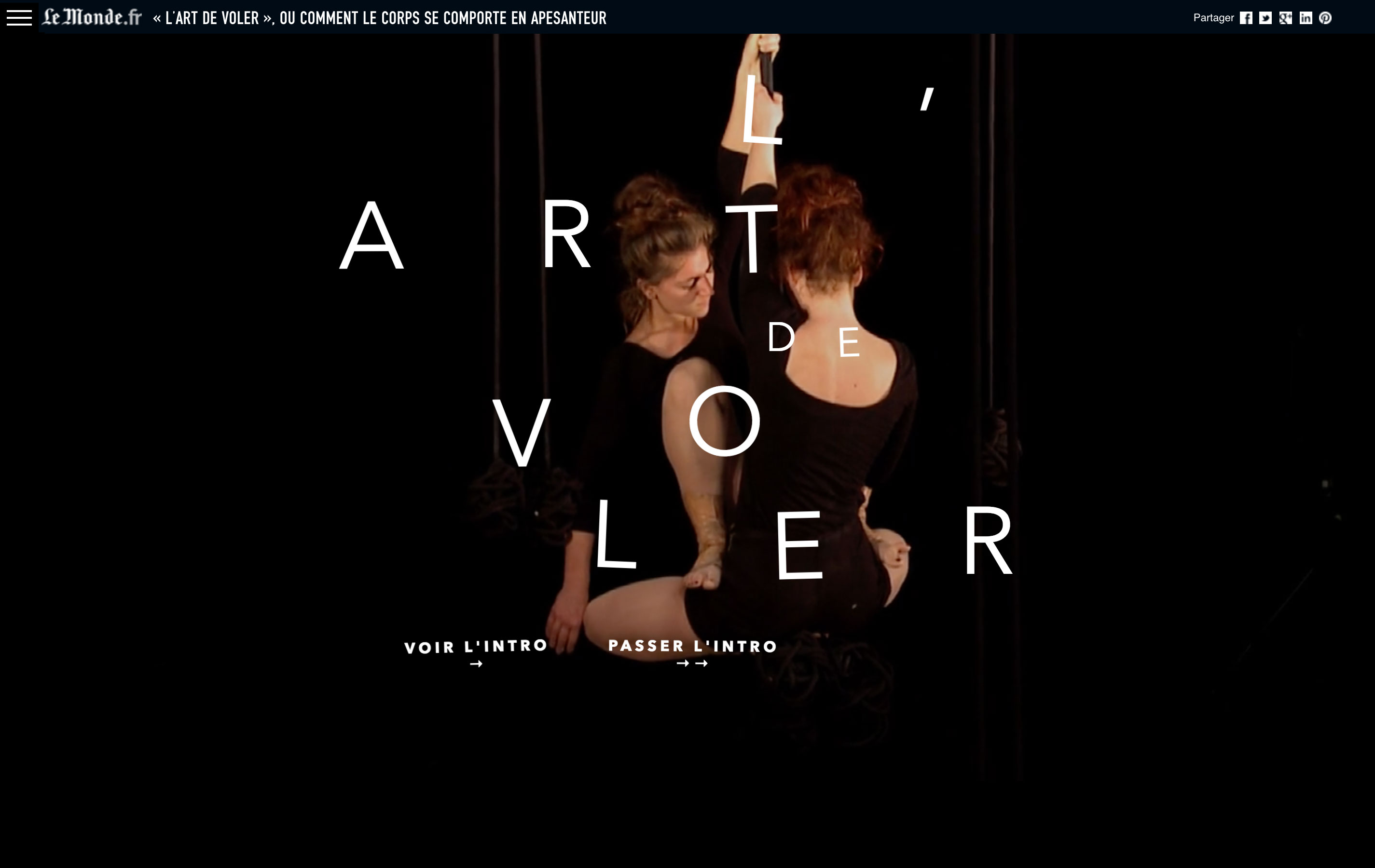 L'image présente un fond sombre avec un texte superposé qui dit "L'ART de VOILER". On peut apercevoir deux silhouettes de femmes en mouvement ou en danse, ce qui évoque une performance artistique. Les personnages semblent être en interaction, accentuant l'aspect théâtral de l'image. Le style est à la fois élégant et mystérieux, attirant l'attention sur le thème de la danse ou du cirque.