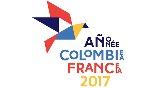L'image semble représenter un logo pour une initiative ou un événement intitulé "Année Colombienne en France 2017". Le design inclut un oiseau stylisé formé par des formes géométriques colorées, notamment du rouge, du bleu et du jaune, qui évoquent peut-être les couleurs du drapeau colombien. Le texte est disposé de manière dynamique, avec des lettres utilisées pour créer un effet visuel attrayant.