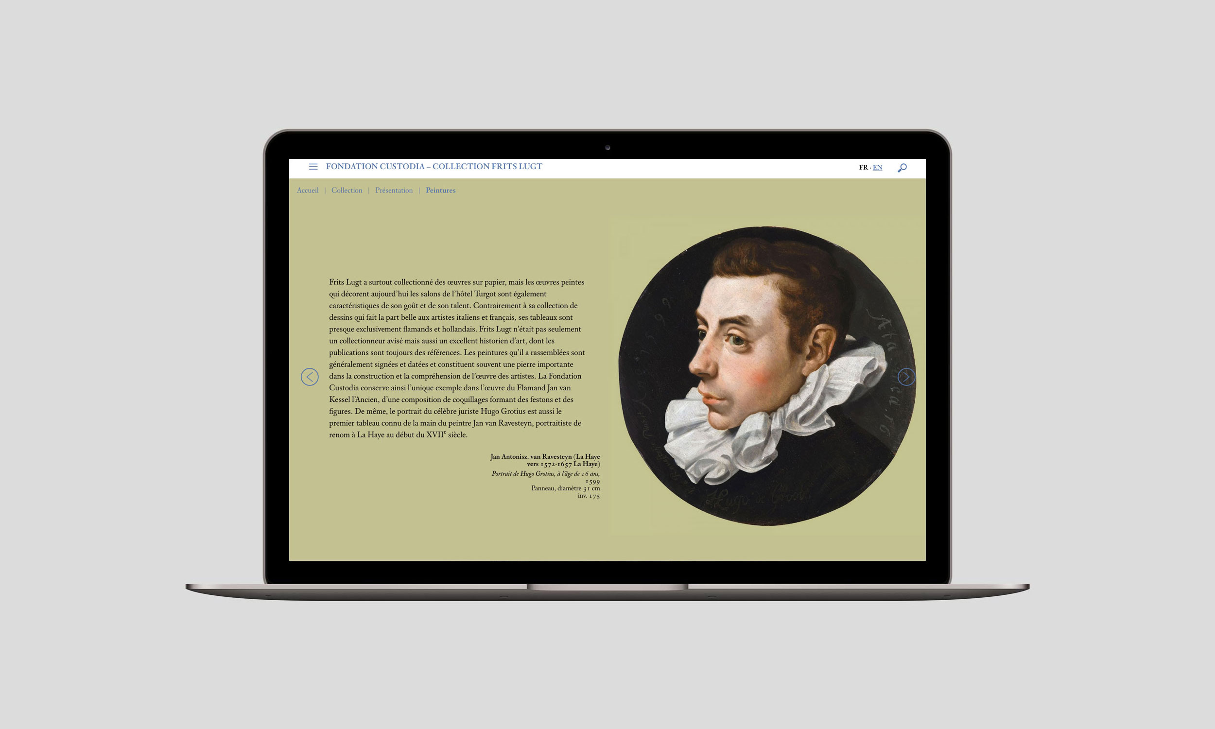 L'image montre un écran d'ordinateur affichant un portrait d'un homme en costume, avec un grand col en dentelle. À côté de l'image, on peut voir un texte explicatif présentant des informations sur le tableau ou son artiste. Le fond de l'écran est de couleur claire, ce qui met en valeur le portrait et le texte. L'ensemble donne une impression de présentation artistique ou muséale.