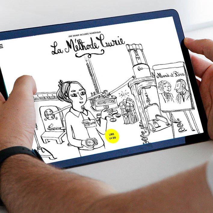 L'image montre une personne tenant une tablette sur laquelle est affichée une illustration en noir et blanc. Cette illustration semble représenter un univers lié à la cuisine ou à la gastronomie, avec divers éléments graphiques évoquant des aliments ou des outils de cuisine. Le titre "La Mélancolie Lurie" est visible en haut de l'écran, indiquant peut-être un projet ou une publication sur ce sujet. L'ensemble dégage une ambiance créative et artistique.