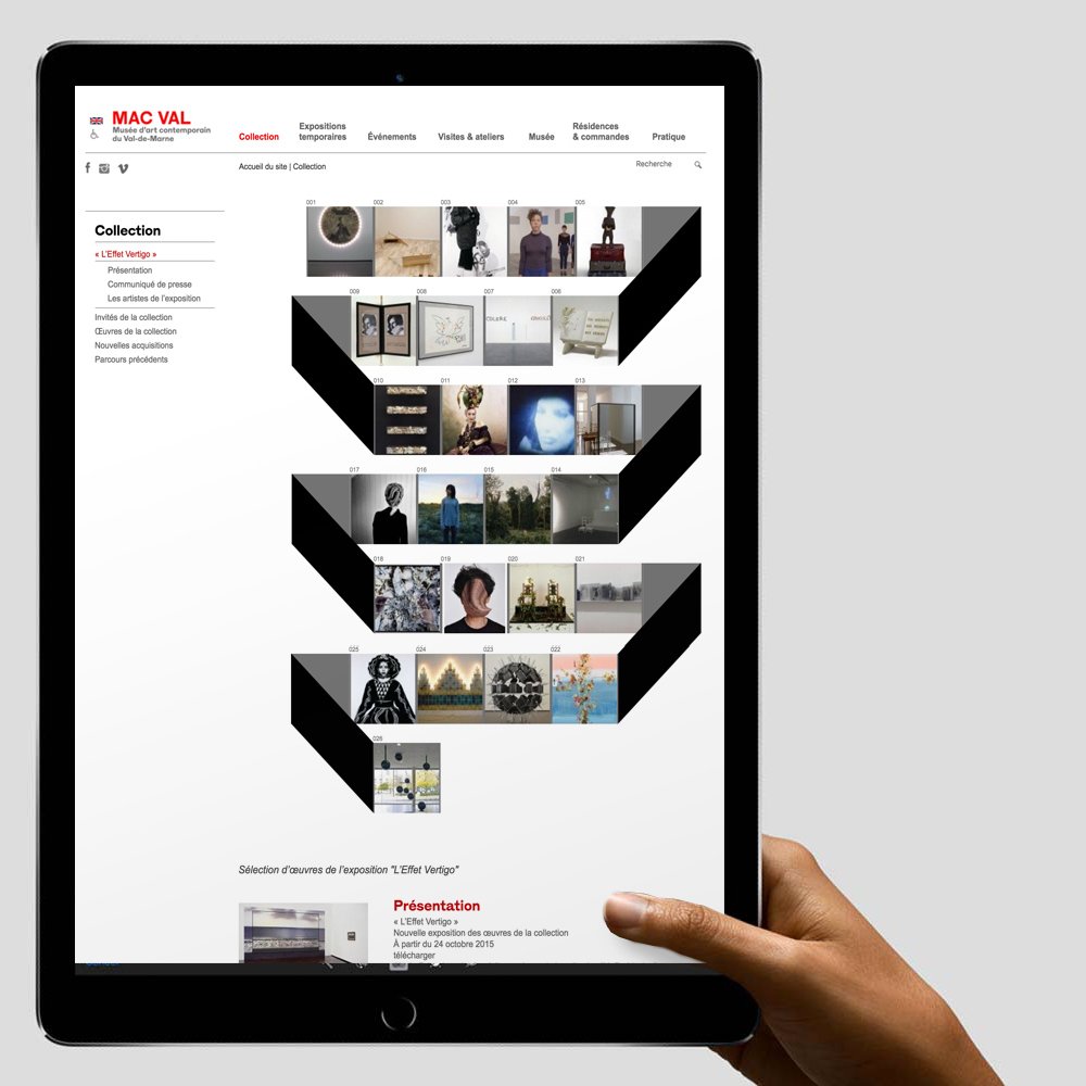 L'image montre une tablette affichant une page web du MAC VAL (Musée d'Art Contemporain du Val-de-Marne). La page présente une collection d'œuvres d'art, avec des images disposées en plusieurs lignes. On peut voir des œuvres variées, probablement des photos et des installations artistiques, sur un fond clair avec des éléments graphiques noirs et blancs. La main qui tient la tablette suggère une interaction avec le contenu numérique.