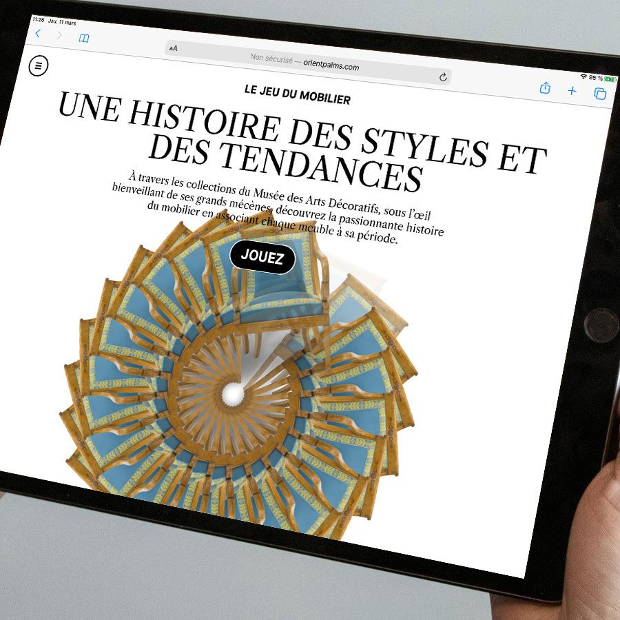 L'image montre une personne tenant une tablette, sur laquelle s'affiche une page web intitulée "Une histoire des styles et des tendances". Le design présente un motif circulaire orné de formes et de couleurs, suggérant un lien avec le mobilier ou l'art décoratif. Un bouton "Jouez" est visible, invitant les utilisateurs à interagir avec le contenu.